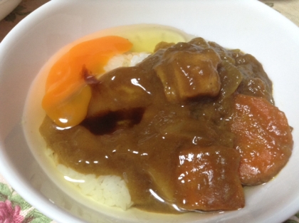 昨日炊いたカレーがあったのでひとりランチに作りました♡卵がちょっと流れちゃったけど、チーズのコクがプラスで卵と混ぜて食べると、とっても美味しかったです^ ^