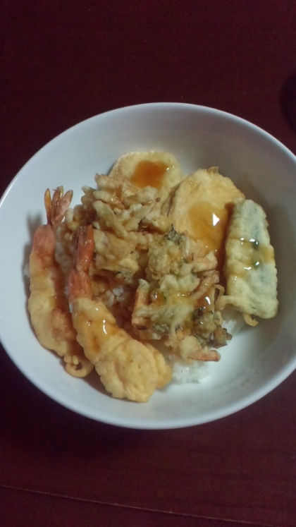 こんばんは＾＾
大好きな天ぷらを天丼にして頂くとガッツリ美味しく食べれて幸せ～❤
ご馳走様でした（＾ｕ＾）