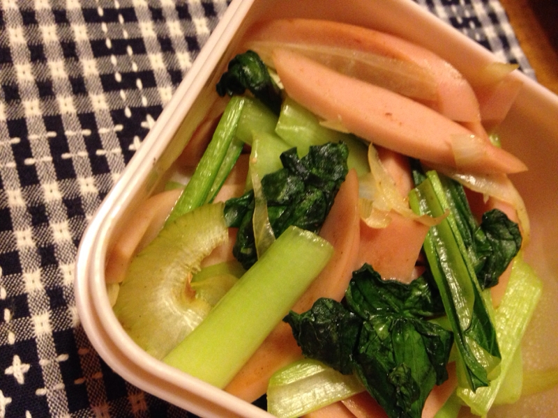 魚肉ソーセージと小松菜の中華炒め。