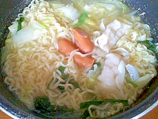 レトルト餃子とウィンナーの塩ラーメン