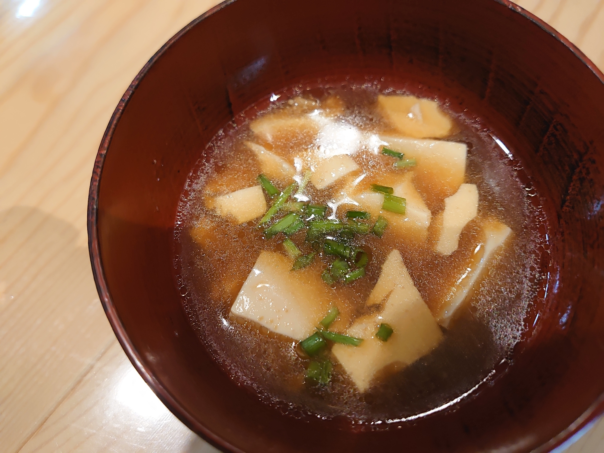 豆腐と油揚げのお味噌汁。芽ネギトッピング