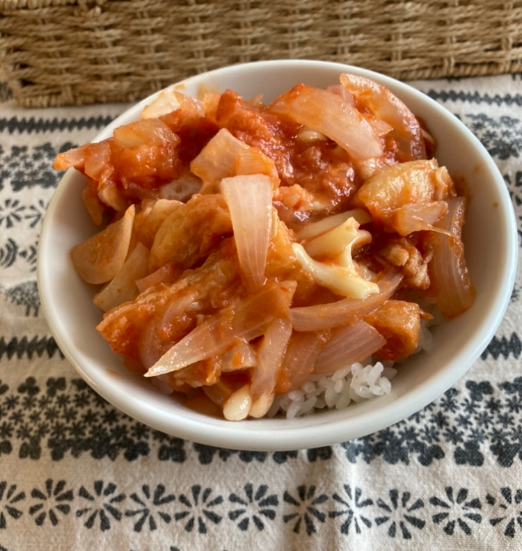 新玉ねぎと油揚げ、ツナのチーズトマト丼