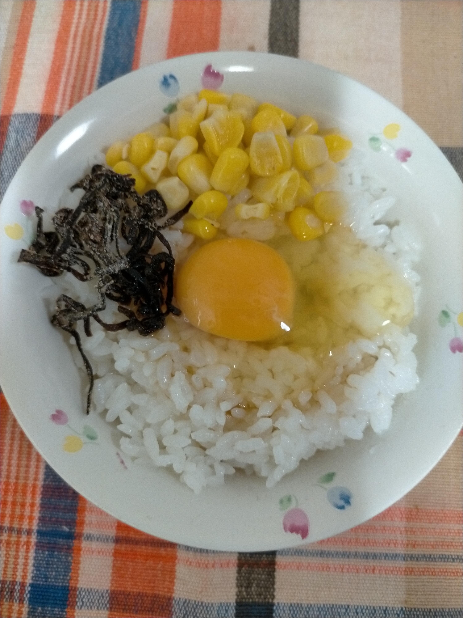 コーンと塩昆布の卵かけご飯