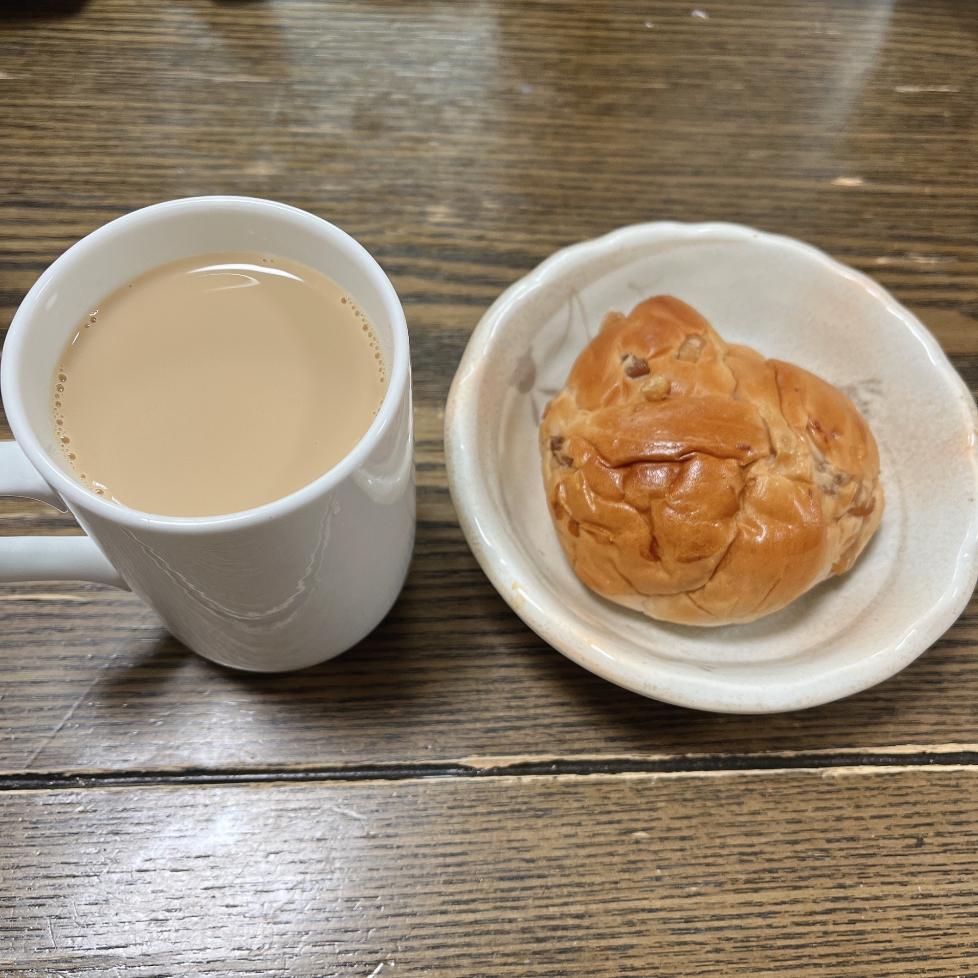 朝ごはんに♪お好きなパンとカフェオレ