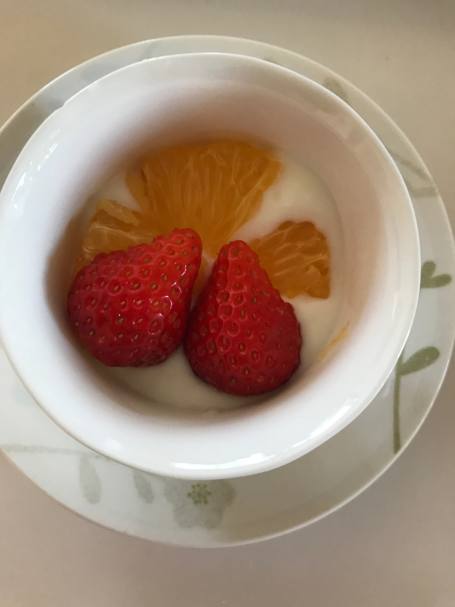 伊予柑と苺のフルーツヨーグルト