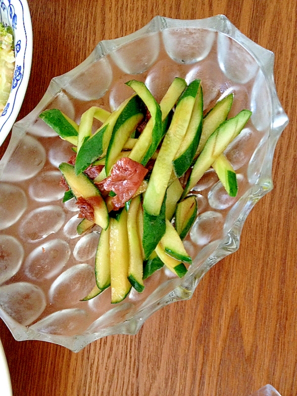 夏にピッタリ！梅とキュウリの和え物