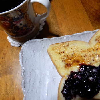 2つのトーストと美味しいコーヒーの朝食