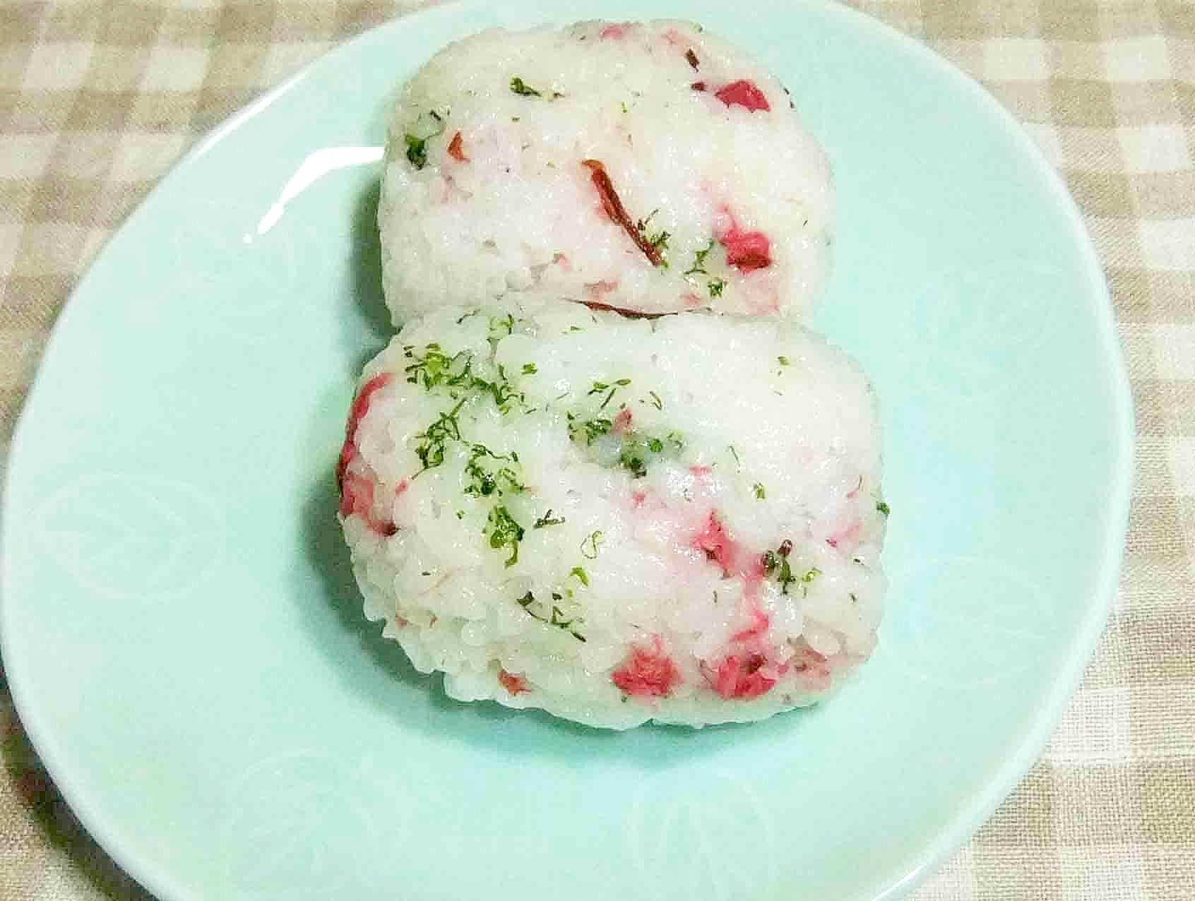 桜の塩漬けで おにぎり レシピ 作り方 By ｃａｃｈｅｃａｃｈｅ 楽天レシピ