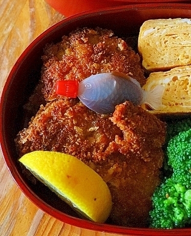 弁当箱に盛り付けたさっくりレバカツ