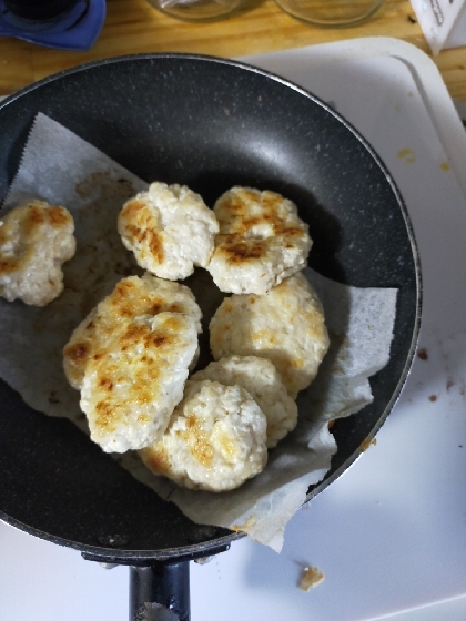 野菜は入れずに胸肉と豆腐、おかかに醤油、片栗粉で作りました。食べてくれてました。