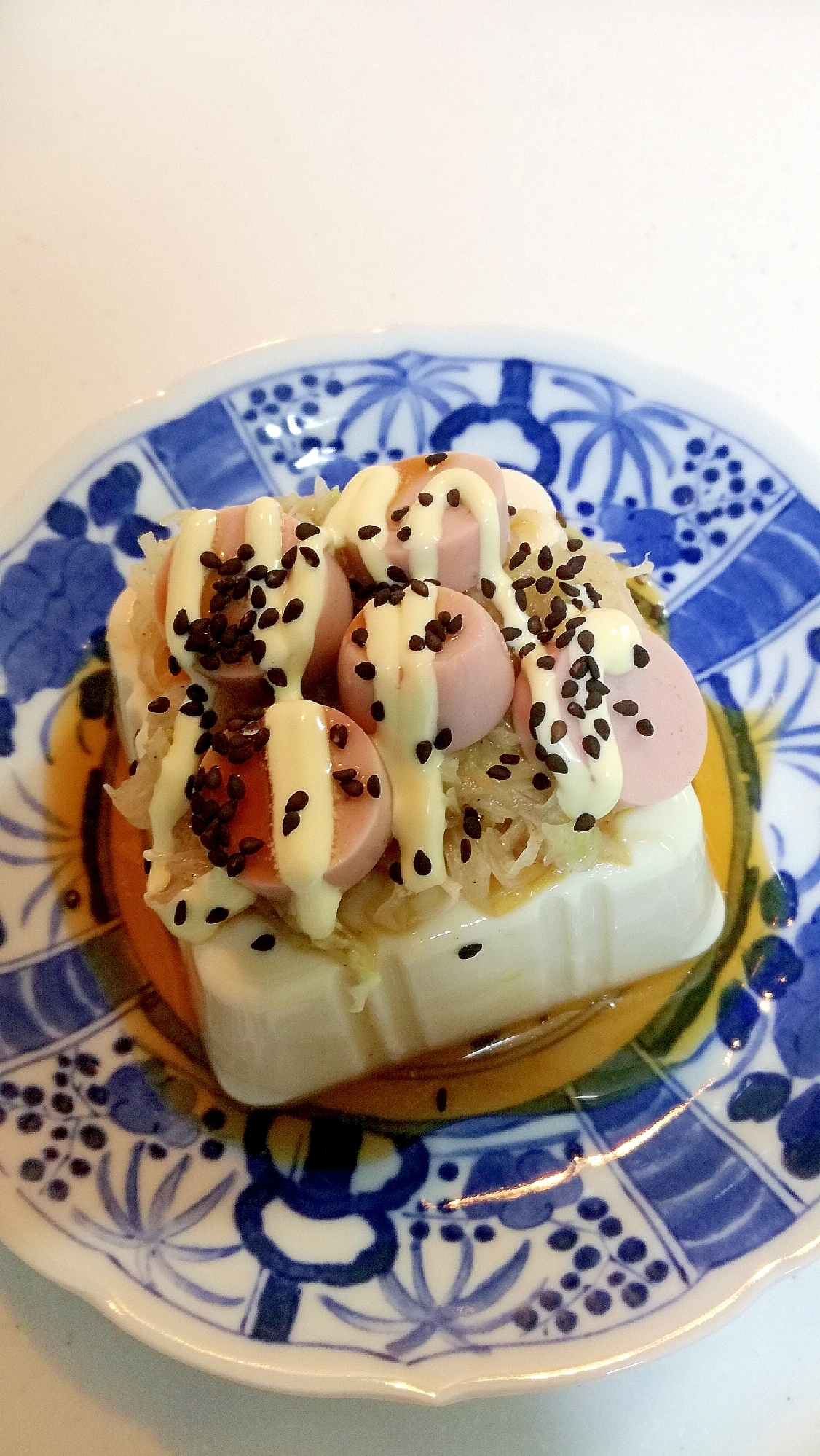 炒めキャベツと魚肉ソーセージと黒ごまの冷奴