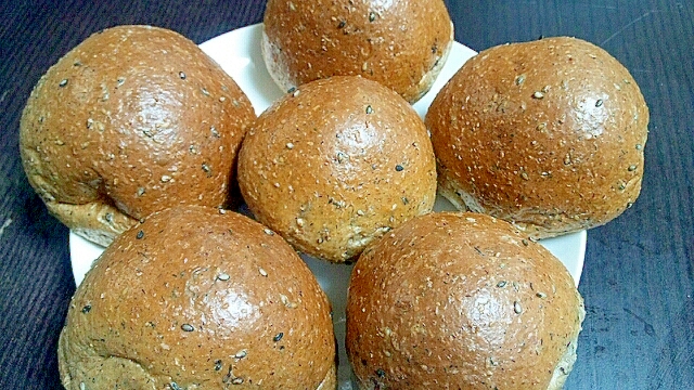 低糖質!HBでこねる小麦ふすまと大豆粉のゴマ丸パン