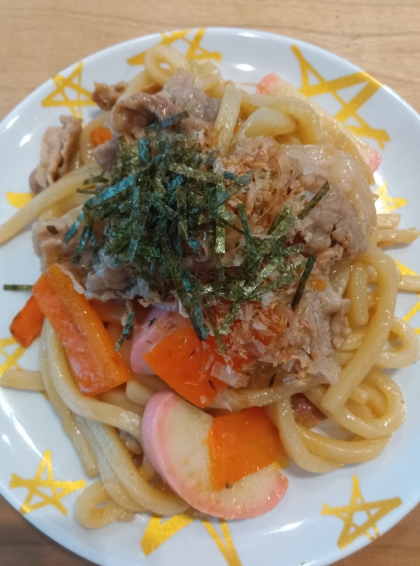 キャベツと人参ともやしとサラダチキンの焼きうどん