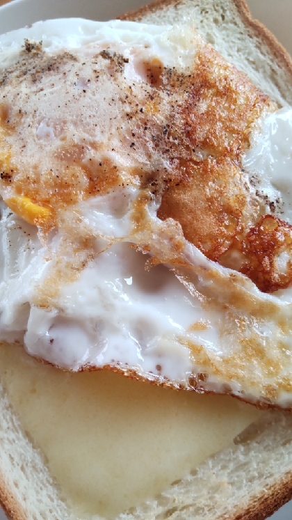 簡単☆目玉焼きとチーズのせピザトースト