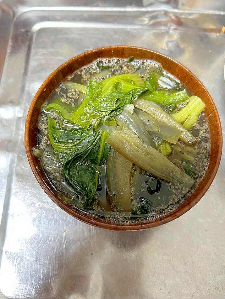 栄養たっぷりの小松菜とナスのスープ