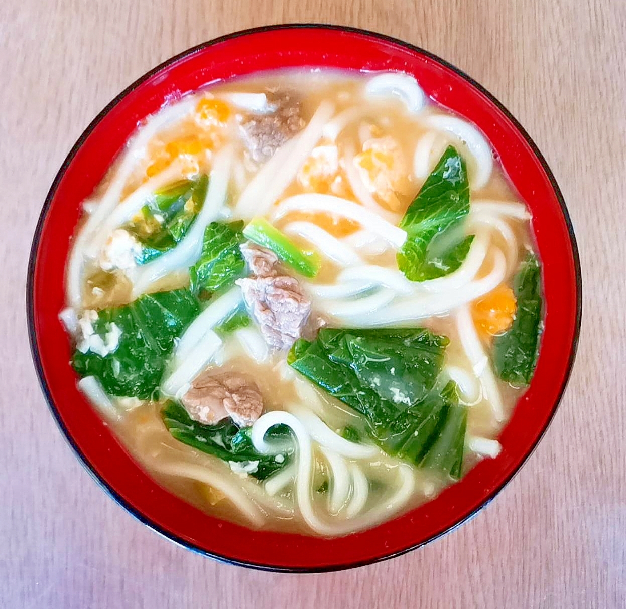 素麺と小松菜と牛肉と卵の味噌汁