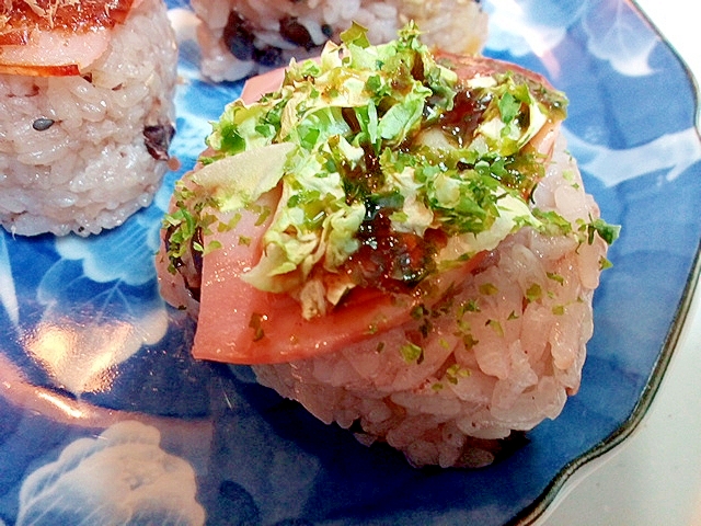 ロースハムと白菜と青のりの赤飯おにぎり