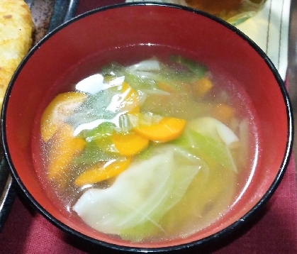 キャベツプラス♪冷凍餃子、中華スープにしか入れたことなかったけど、コンソメにも合いますね！また作ります❤Thank you(≧▽≦)