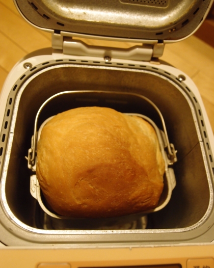 食パンの型が無いので、レシピを参考に強力粉250g・バター15g・水187ccで、HBで焼きました
美味しいパンが焼けました
レシピ有難うございます