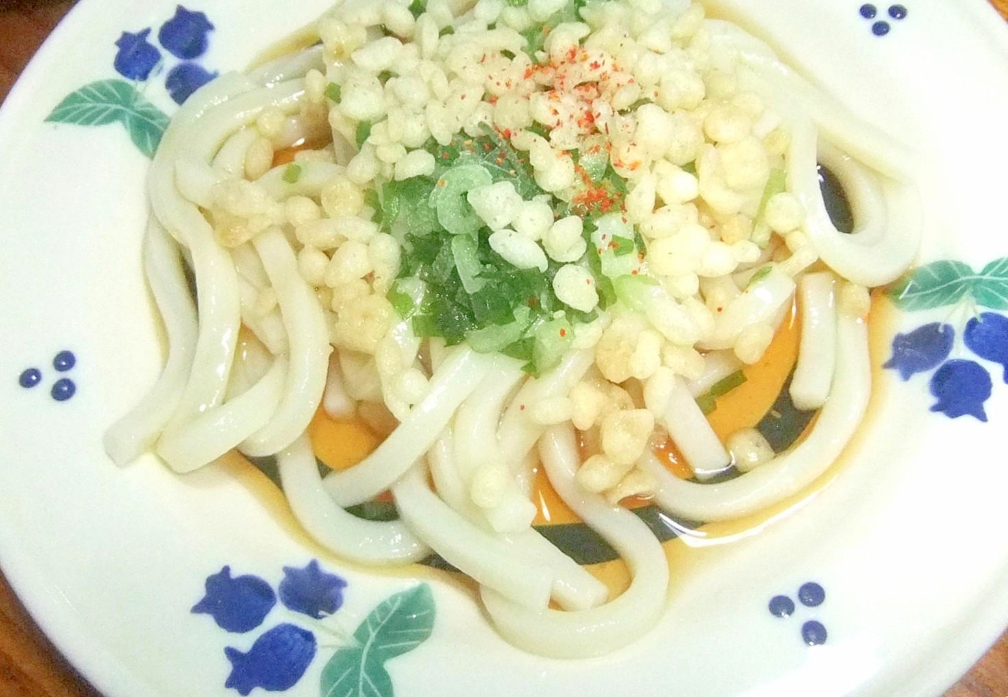 冷やしうどん　揚げ玉とねぎ乗せ