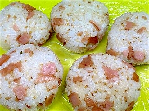 醤油でこんがりロースハムって白ご飯に合うよおにぎり