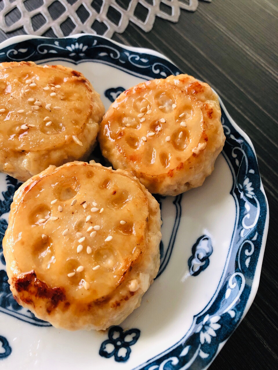 サクサクとモチモチ☆れんこんの甘辛つくねバーグ