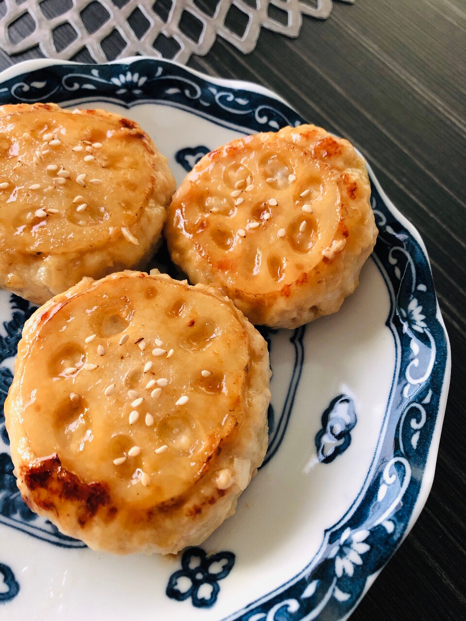 サクサクとモチモチ☆れんこんの甘辛つくねバーグ