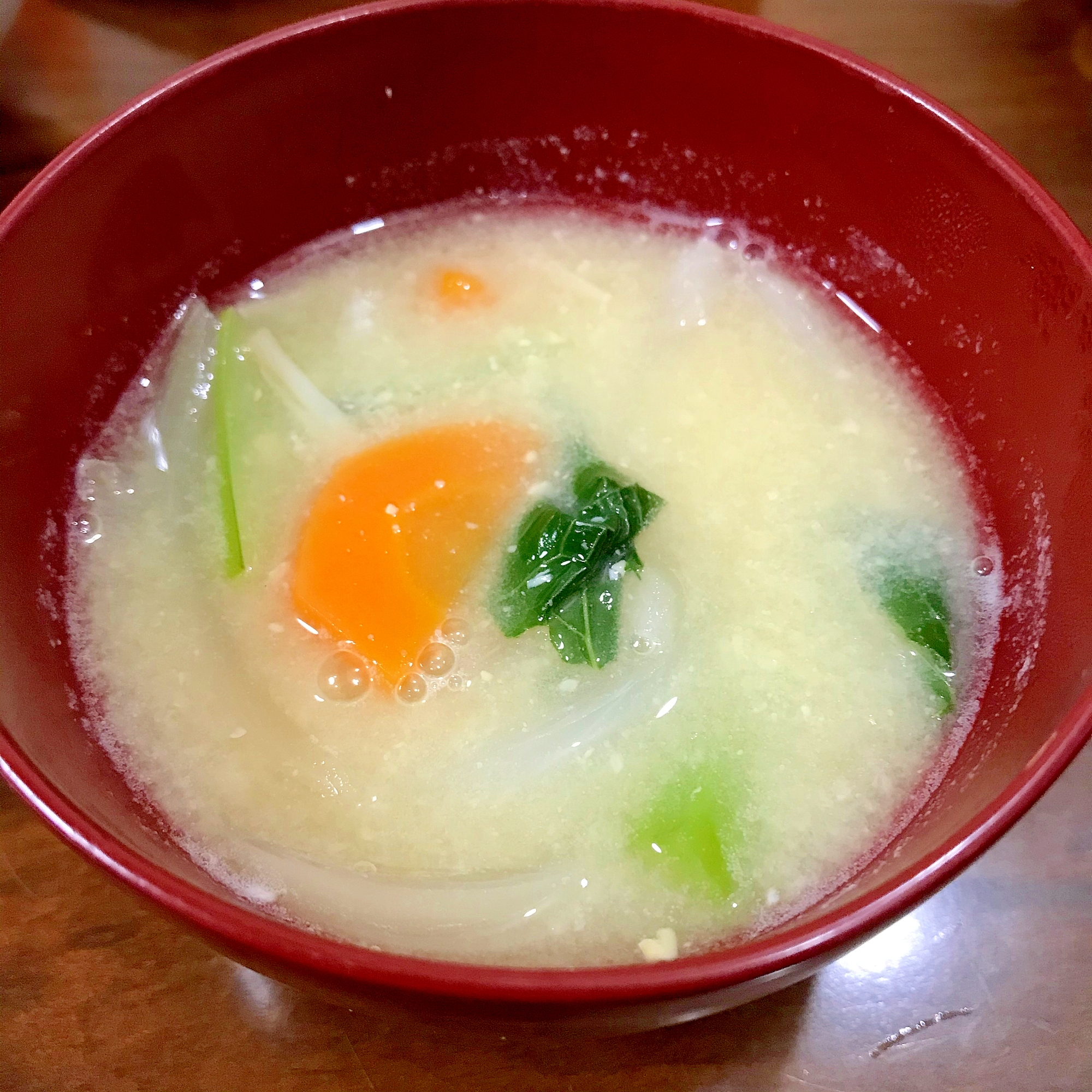 小松菜、えのき、人参、玉ねぎの味噌汁