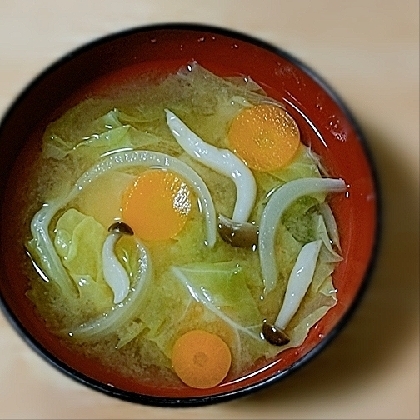 人参しめじ玉葱キャベツ味噌汁