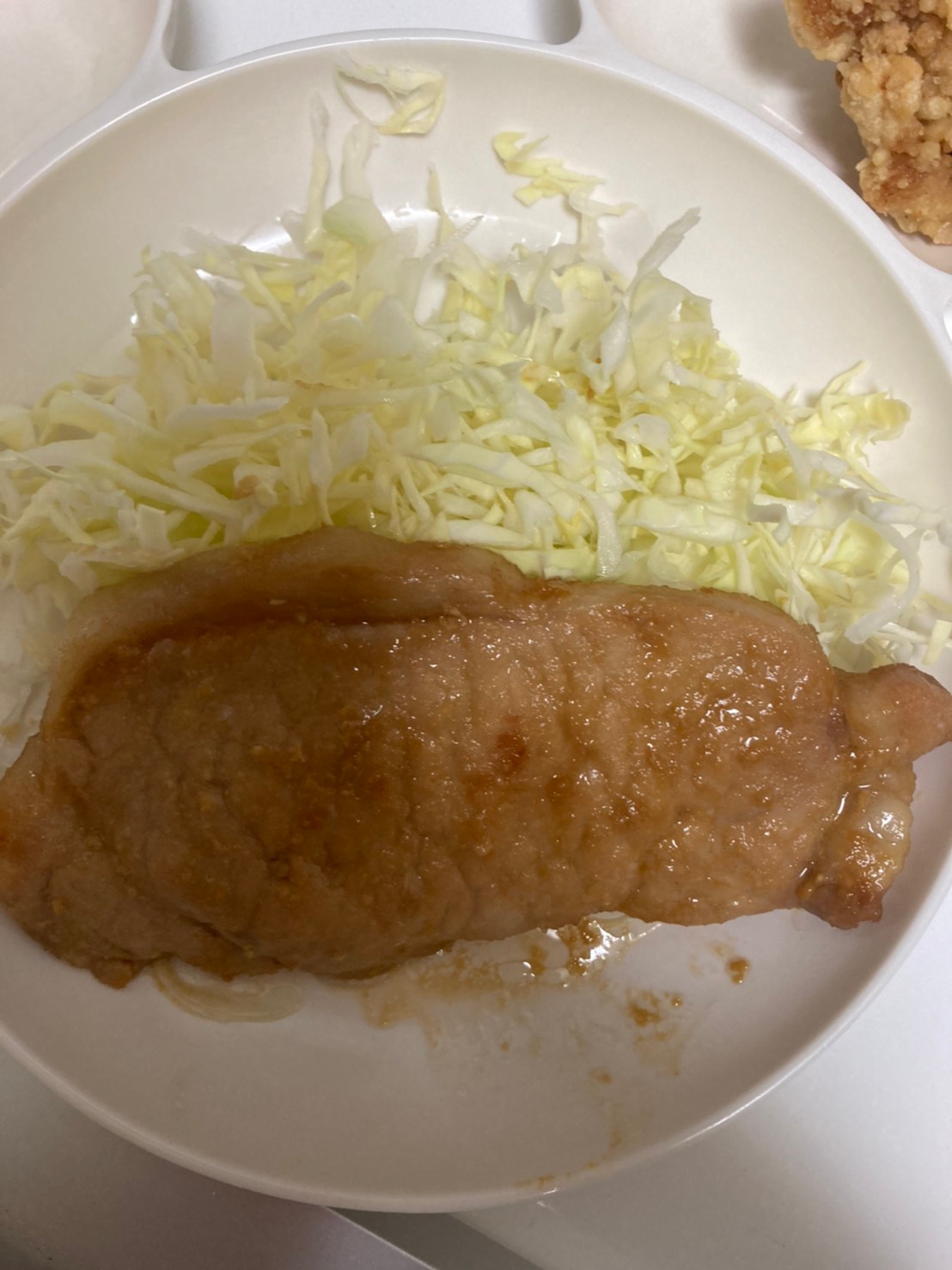 大きな味噌肉焼き！キャベツを添えて