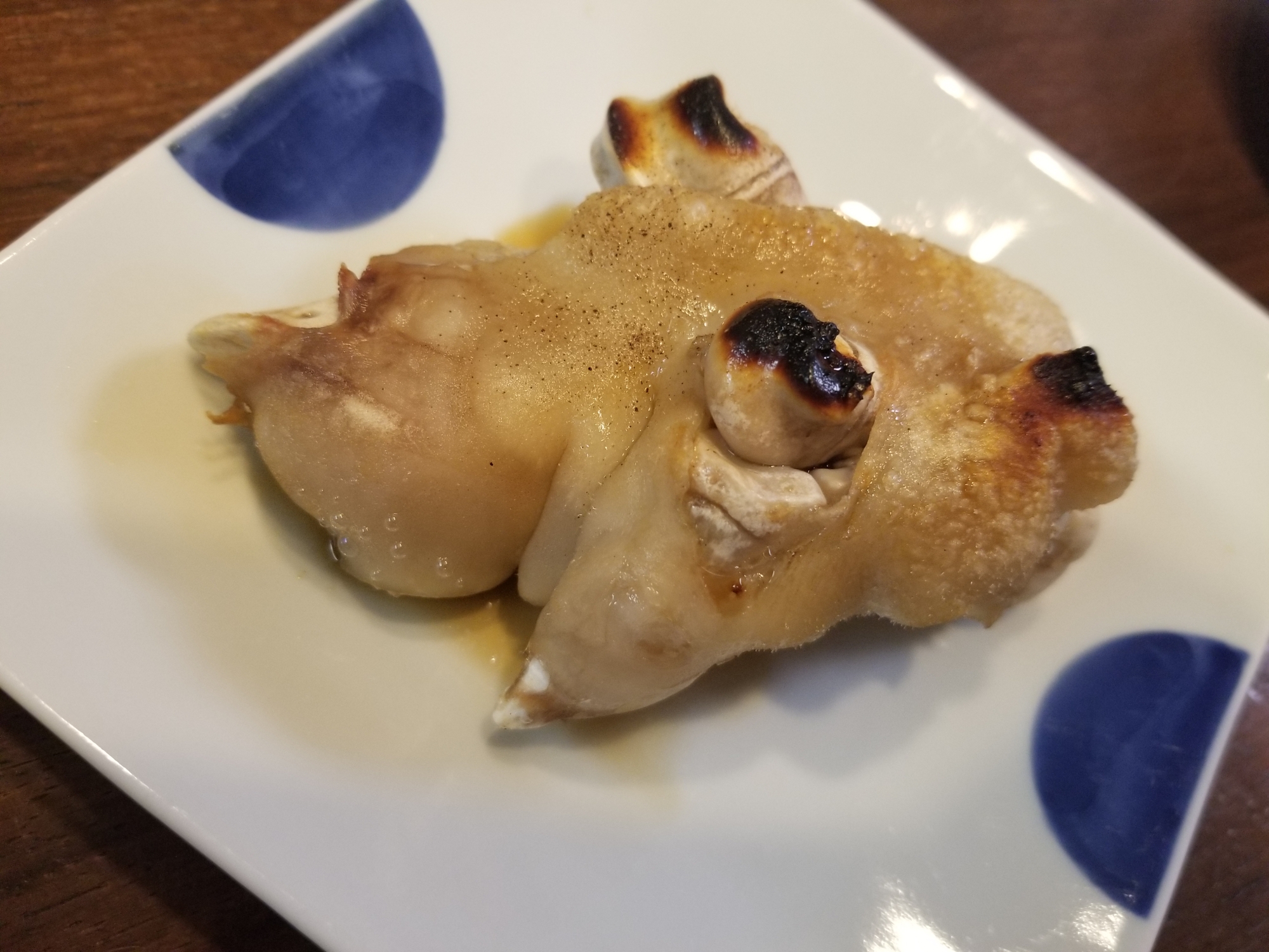 皿に盛られたグリル豚足