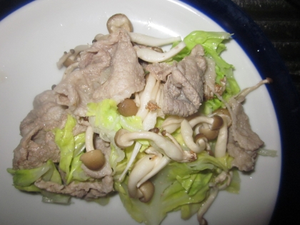 朝、塩麹につけておいた豚肉で作りました。肉が柔らかくなって(+_+)！！しめじと春キャベツもとっても美味しかったです♡ごちそうさまでした