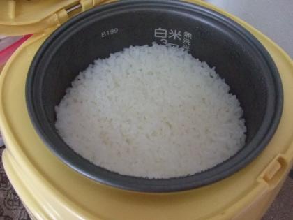 ２合で炊いたので半分の分量で作らせて頂きました。
今回はみりんでやったのですがふっくらつやつやに炊き上がりました。
ありがとうございました。