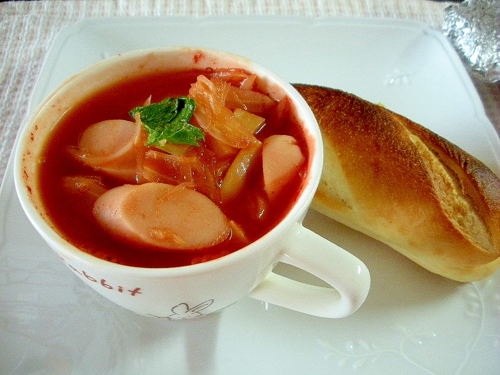 朝食に！ソーセージのトマトスープ＆プチパン♪