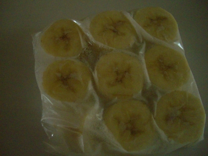 野菜室の中でくたびれたバナナ発見！冷凍すれば好きなときに食べられますもんね♪なるほどです(　・∀・)ありがとうございました♪