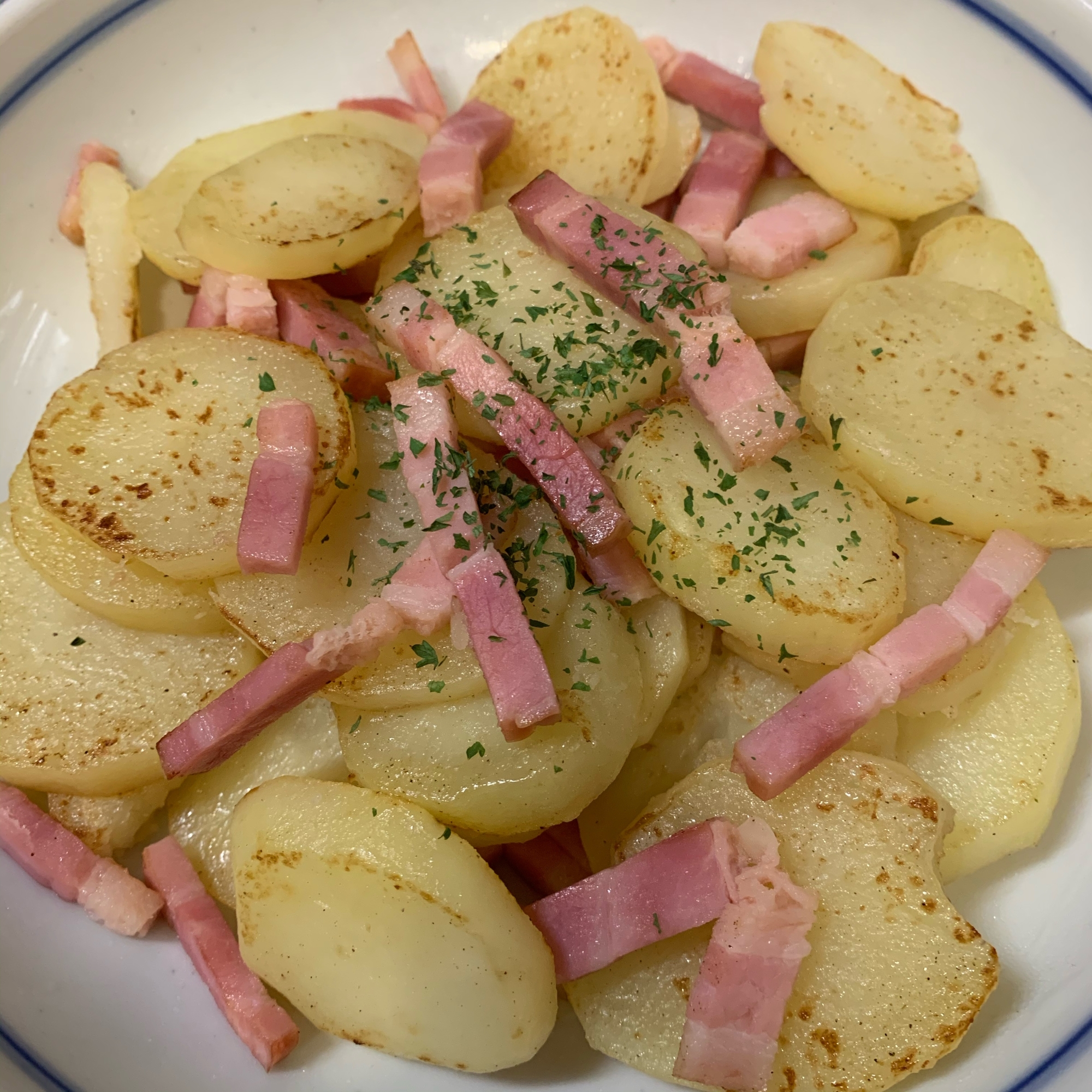簡単で美味しい！じゃがいもとベーコンの炒め物