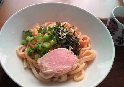 大根菜とハムをのせて、一人ランチで手軽にいただきました♪
たらこパスタはよく作りますが、うどんで作ったのは初めてです。
美味しかったです～♪