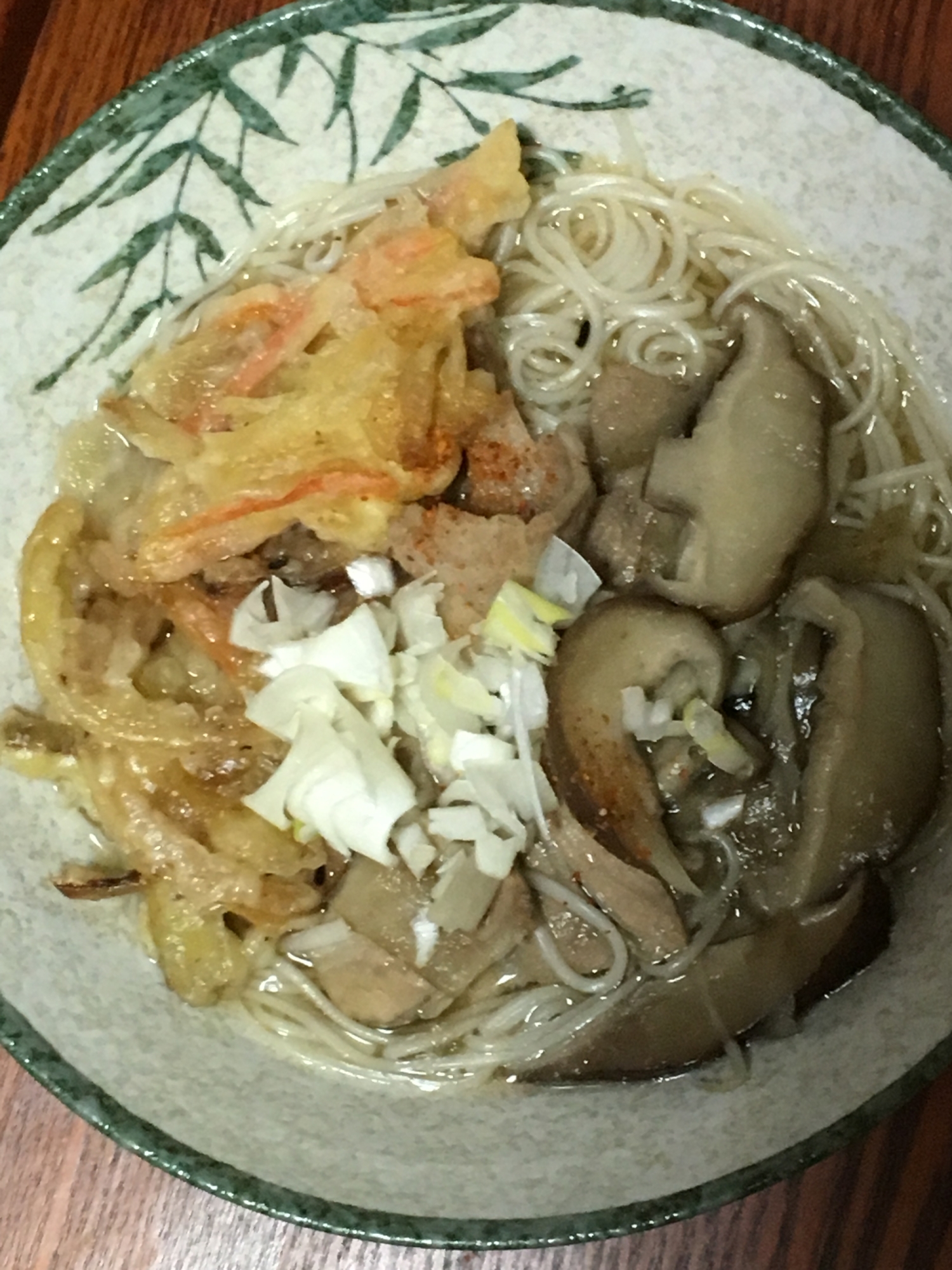 豚バラ、椎茸、ごぼう、かき揚げ、ネギの温素麺