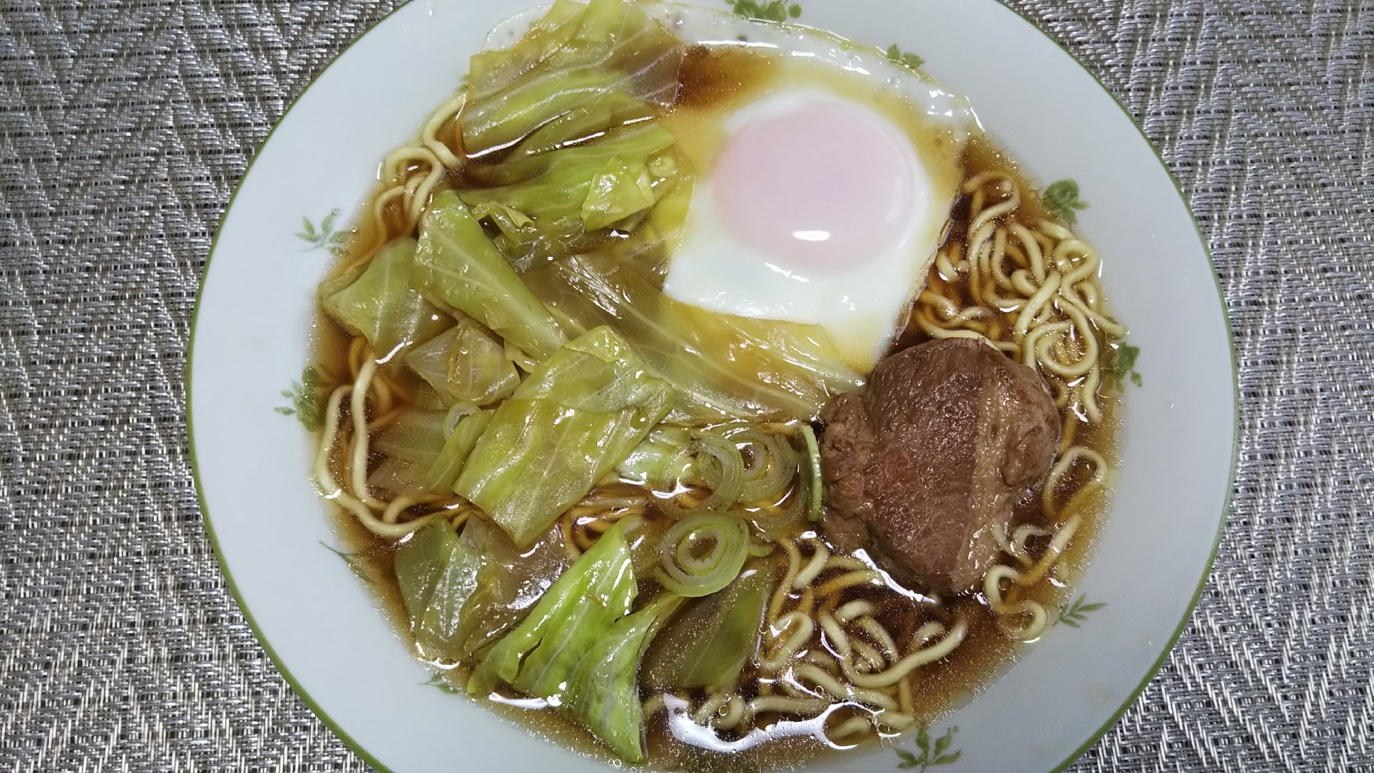 キャベツ炒めと角煮と目玉焼きのせ醤油ラーメン☆