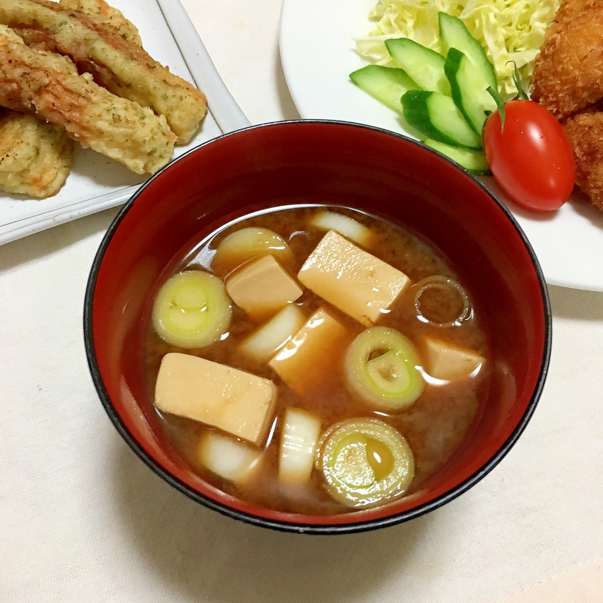 ゴロゴロ豆腐とコロコロ長ネギの簡単赤だし味噌汁♡