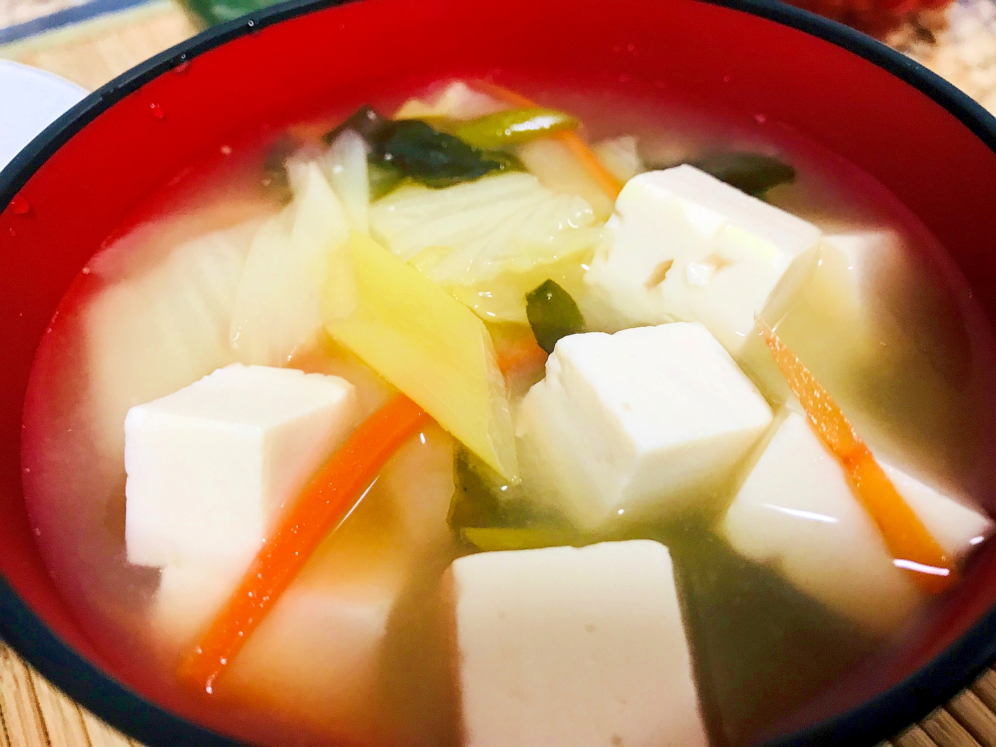 白菜とにんじんとネギと豆腐のわかめ味噌汁
