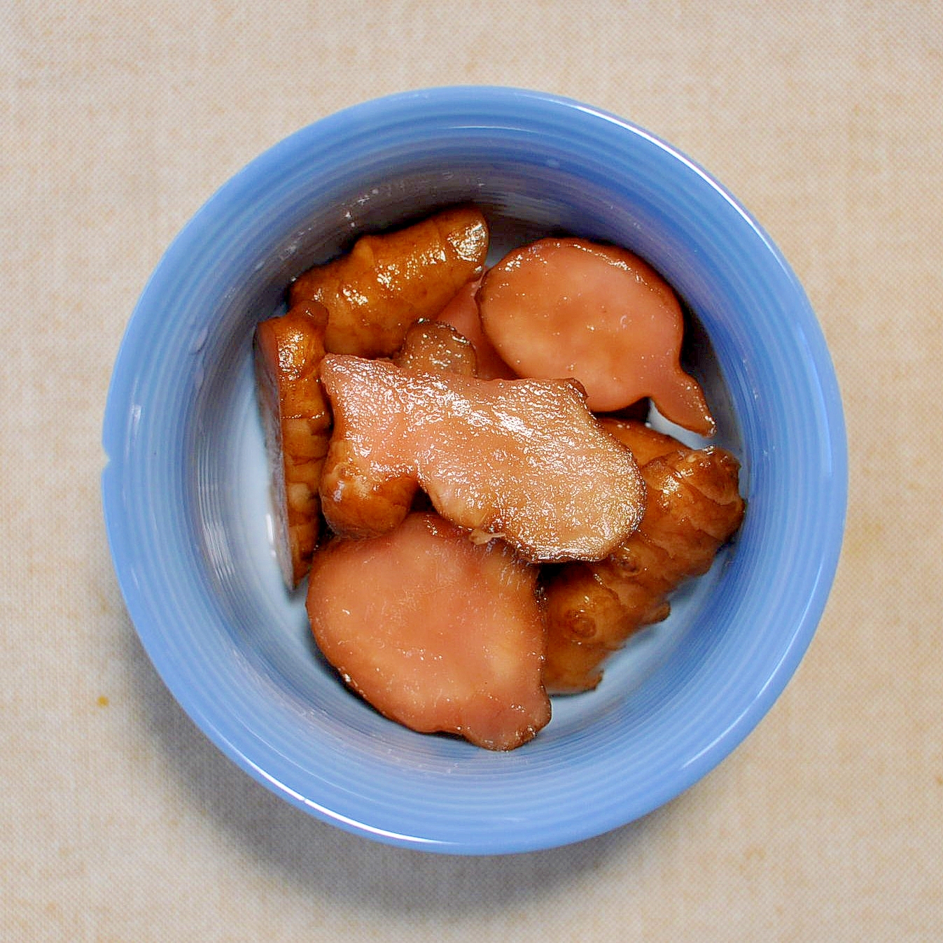 皿に盛られた菊芋の甘酢漬け