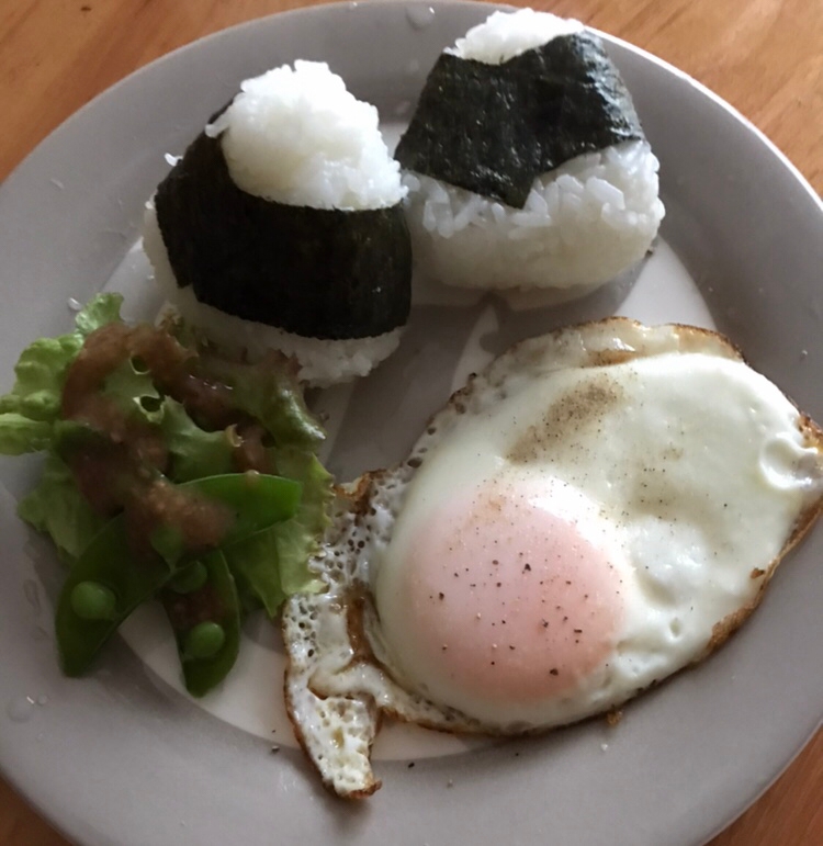 油味噌おむすびと目玉焼きの朝ごはん