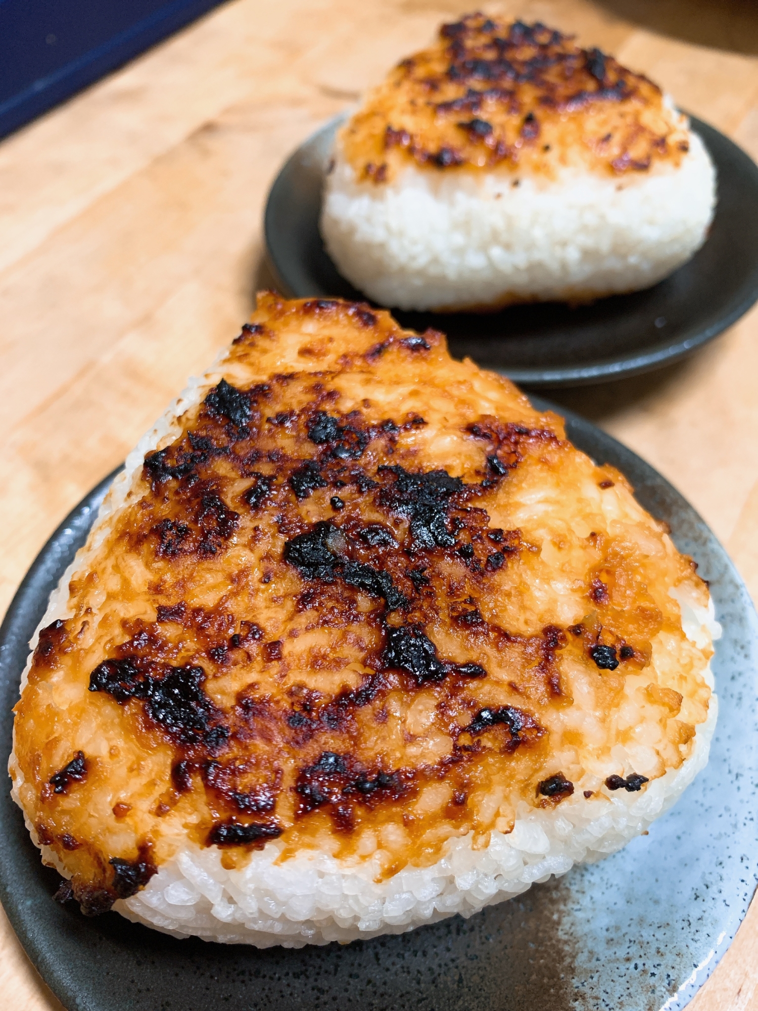 焦げ目が食欲をそそる！味噌焼きおにぎり！