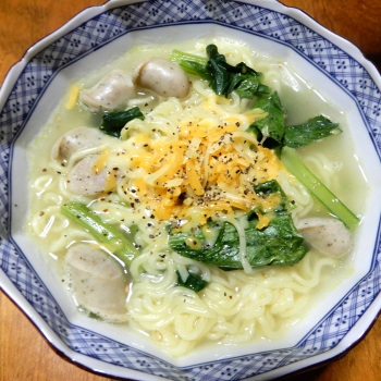 美味しくて変わったラーメン食べたいなと❤・・❤青菜サービスw黒胡椒入りチーズじゃないけど、胡椒たっぷりかけて、とても美味しかった↑ポチ♡ご馳走様でした～