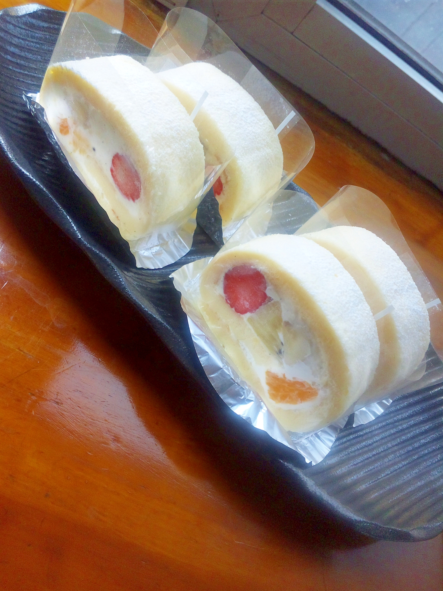 フルーツたっぷりスフレロールケーキ