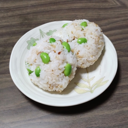 色あざやか!　枝豆おかか塩おにぎり