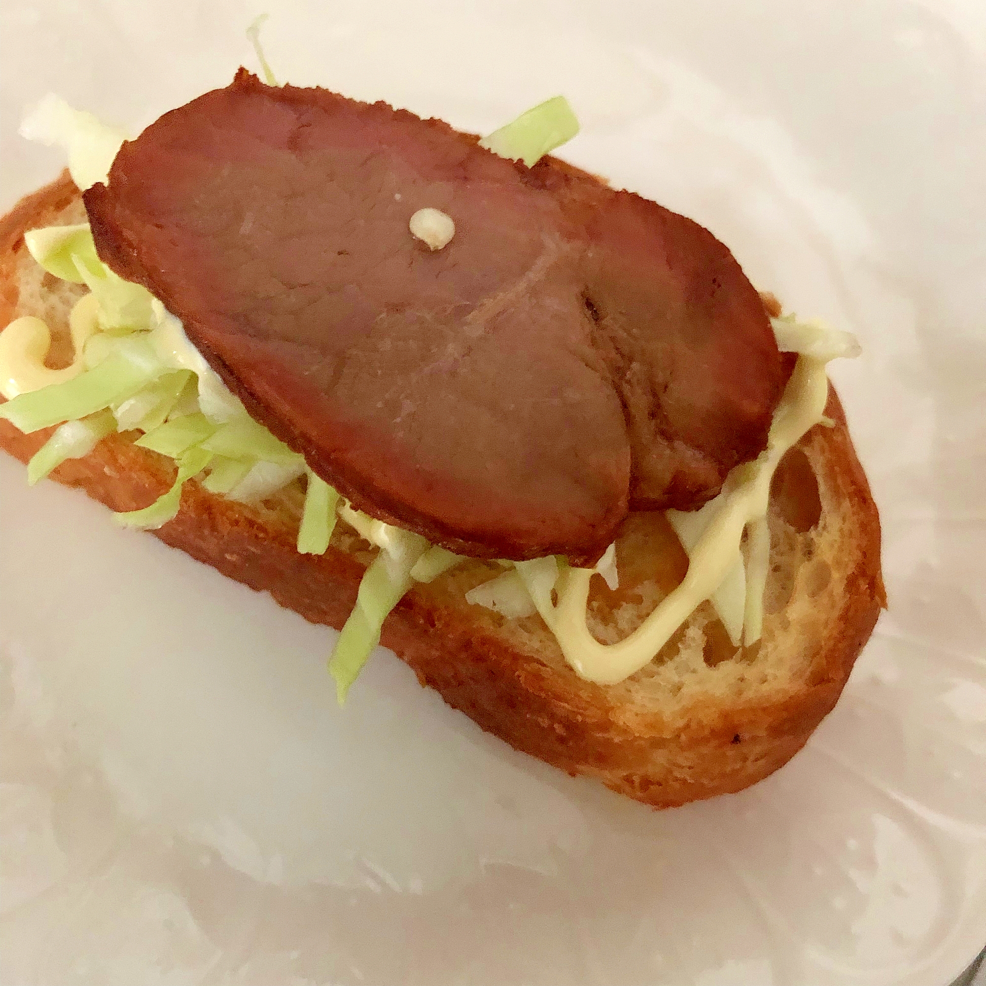 焼き豚とレタスのトースト