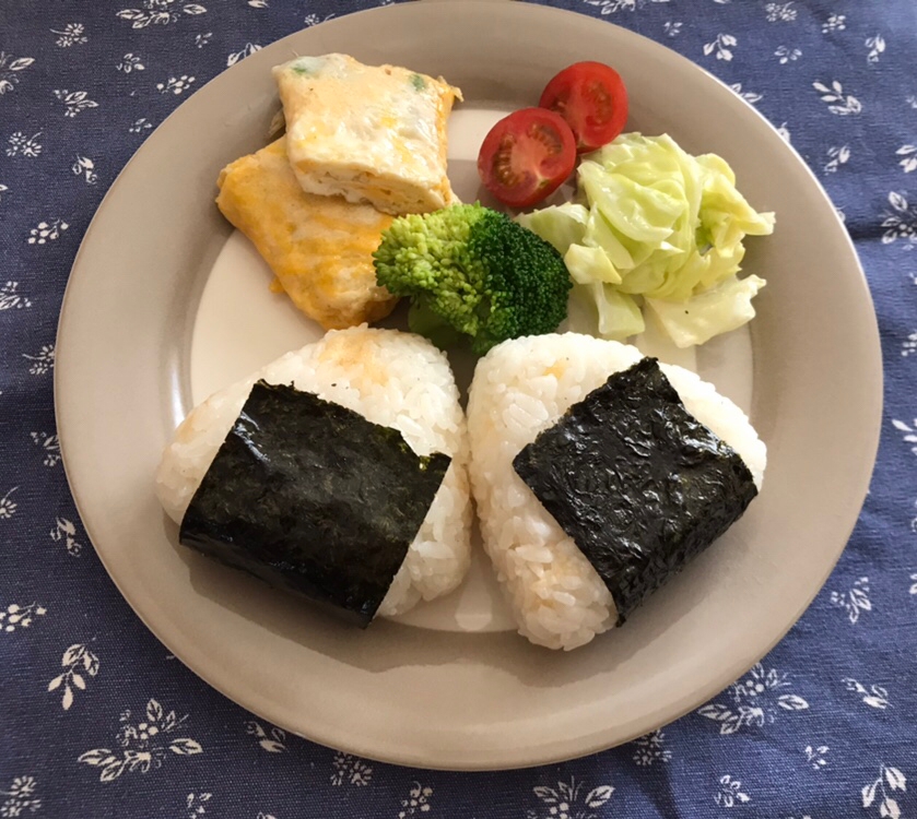 海苔巻き天かすおむすびとネギ卵焼きの朝ごはん