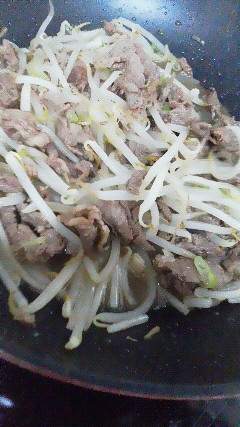 もやしと牛肉の、 にんにくバター炒め